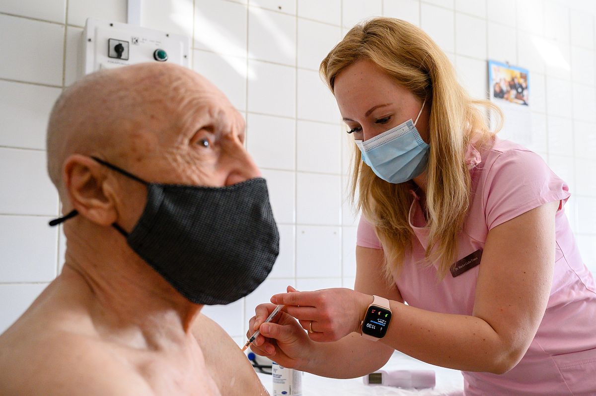 Így oltották az időseket kedden a Szent György Kórházban